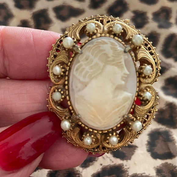 Vintage Florenza Carved Cameo with Pearls - Picture 9 of 9
